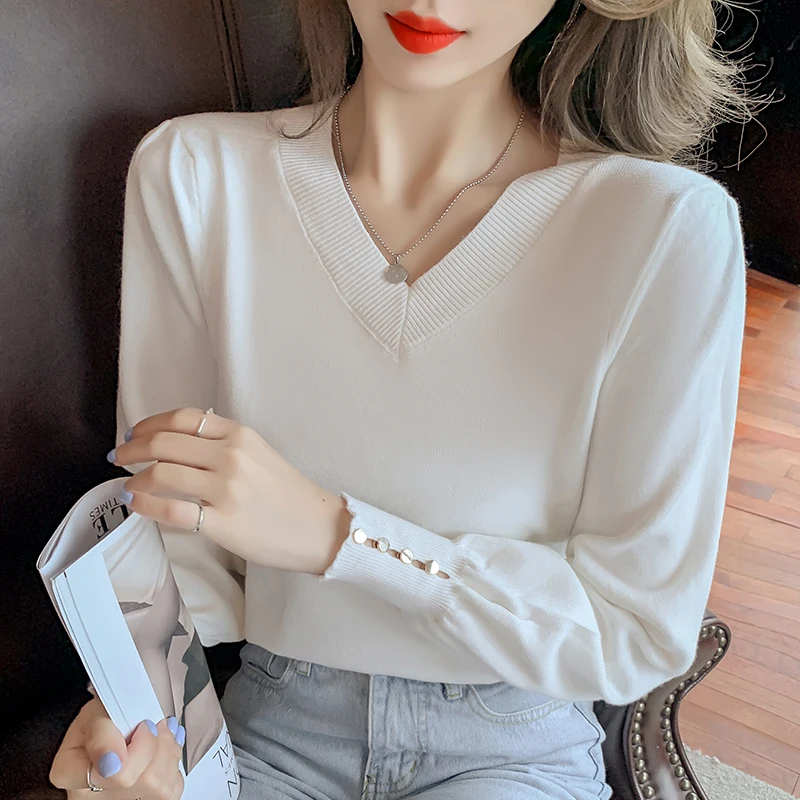 

Блузка женская зимняя трикотажная с длинным рукавом и V-образным вырезом