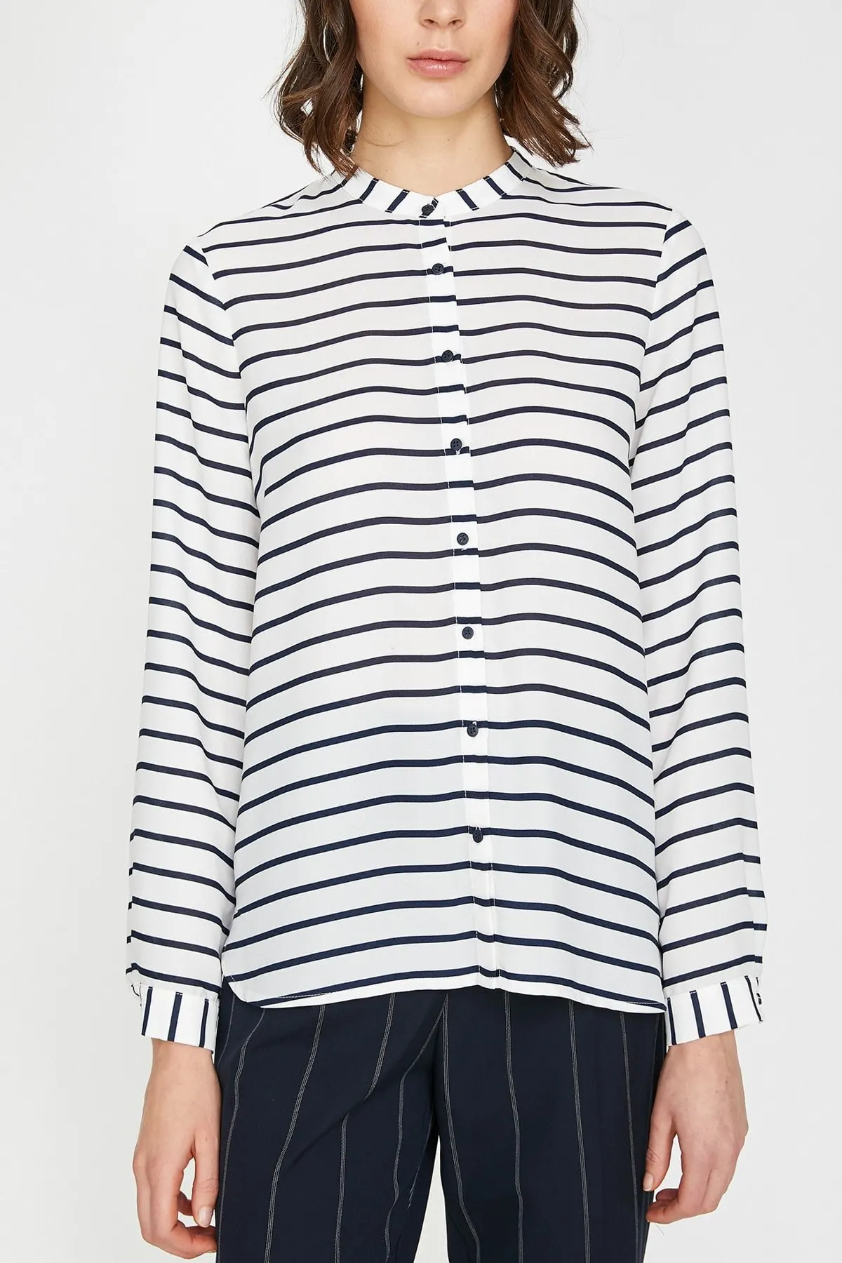 

Женская рубашка в темно-синюю полоску