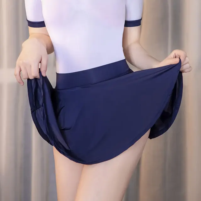 Blondalar mini yubkalarda pantiessiz