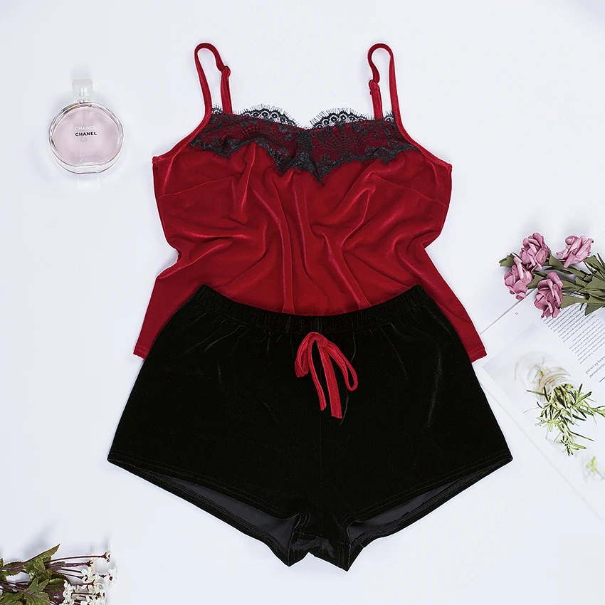 HiLoc красный кружевной топ на бретельках и черный короткий пижамный комплект