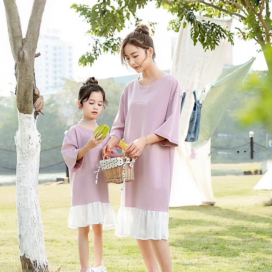 

2021 summer new products Korea Net celebrity parent-child wear loose stitching mother and daughter dresses sent on behalf of