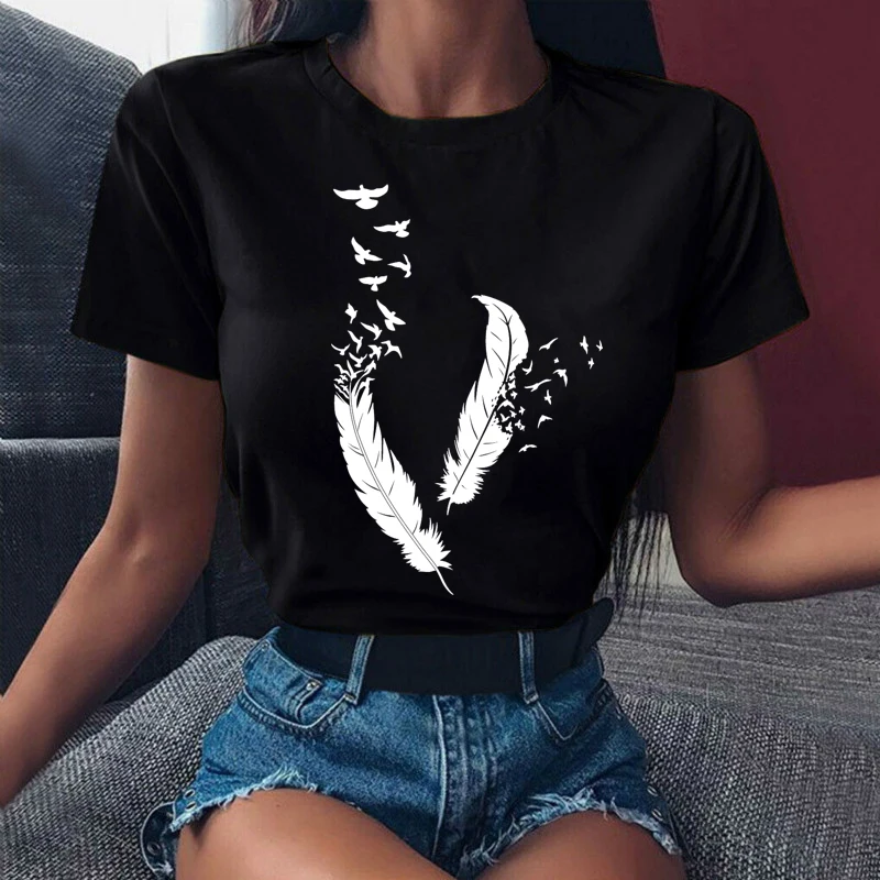 

Футболка женская с принтом птиц и перьев, модный Свободный Топ с круглым вырезом и мультипликационным графическим принтом, Повседневная ру...