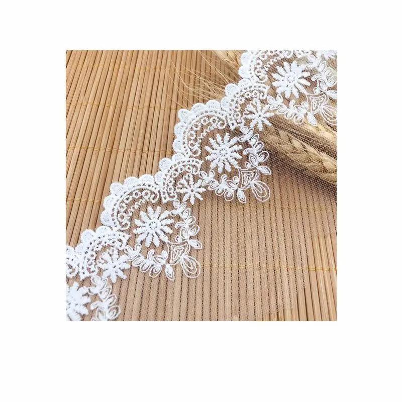 Кружевная ткань с цветочной вышивкой