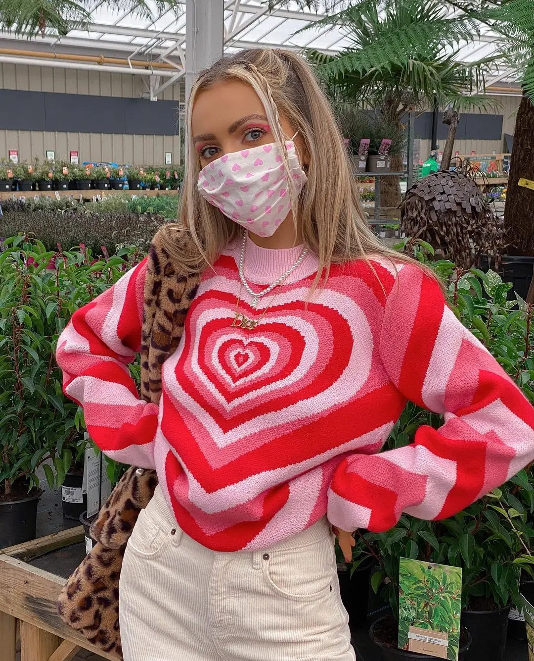 

Женский трикотажный джемпер с длинным рукавом, круглым вырезом и принтом сердечек