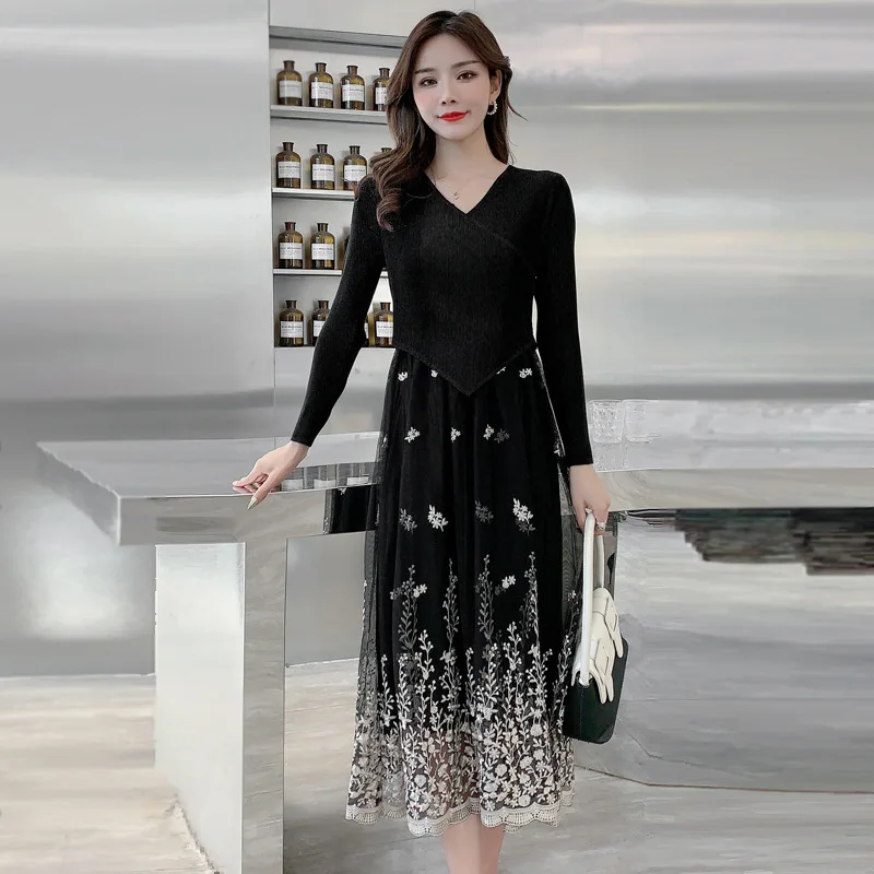 

New Women's Autumn Dress With Gathered Waist Gauze And Floral Pieces