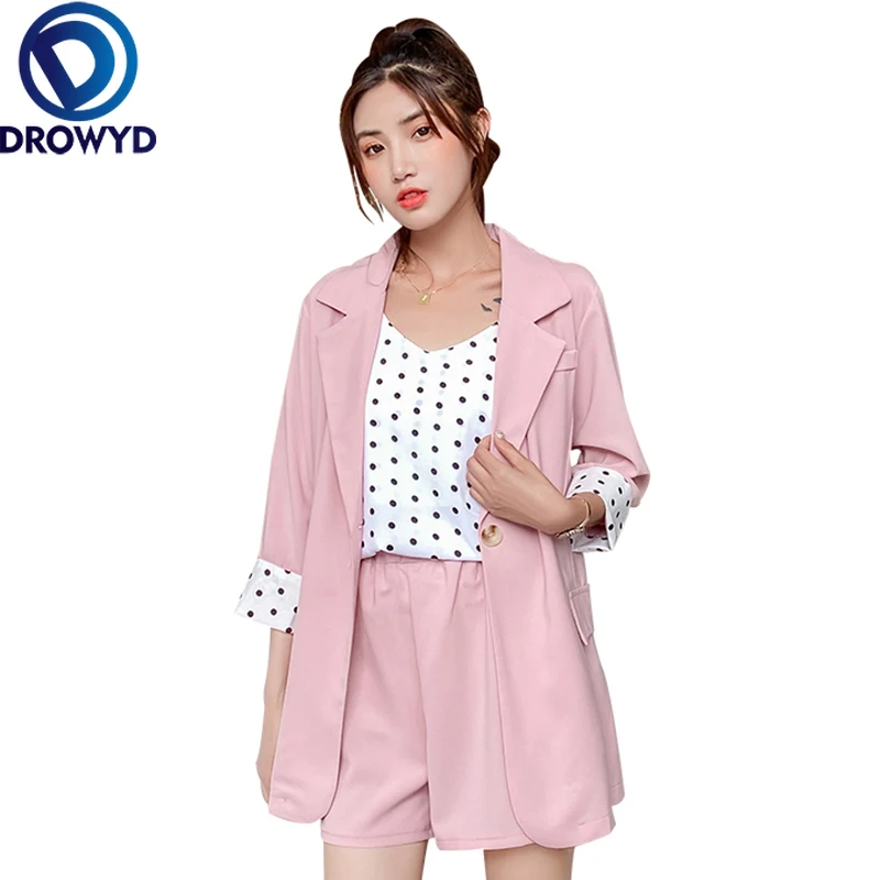 

Костюм-двойка женский из блейзера и шорт с карманами