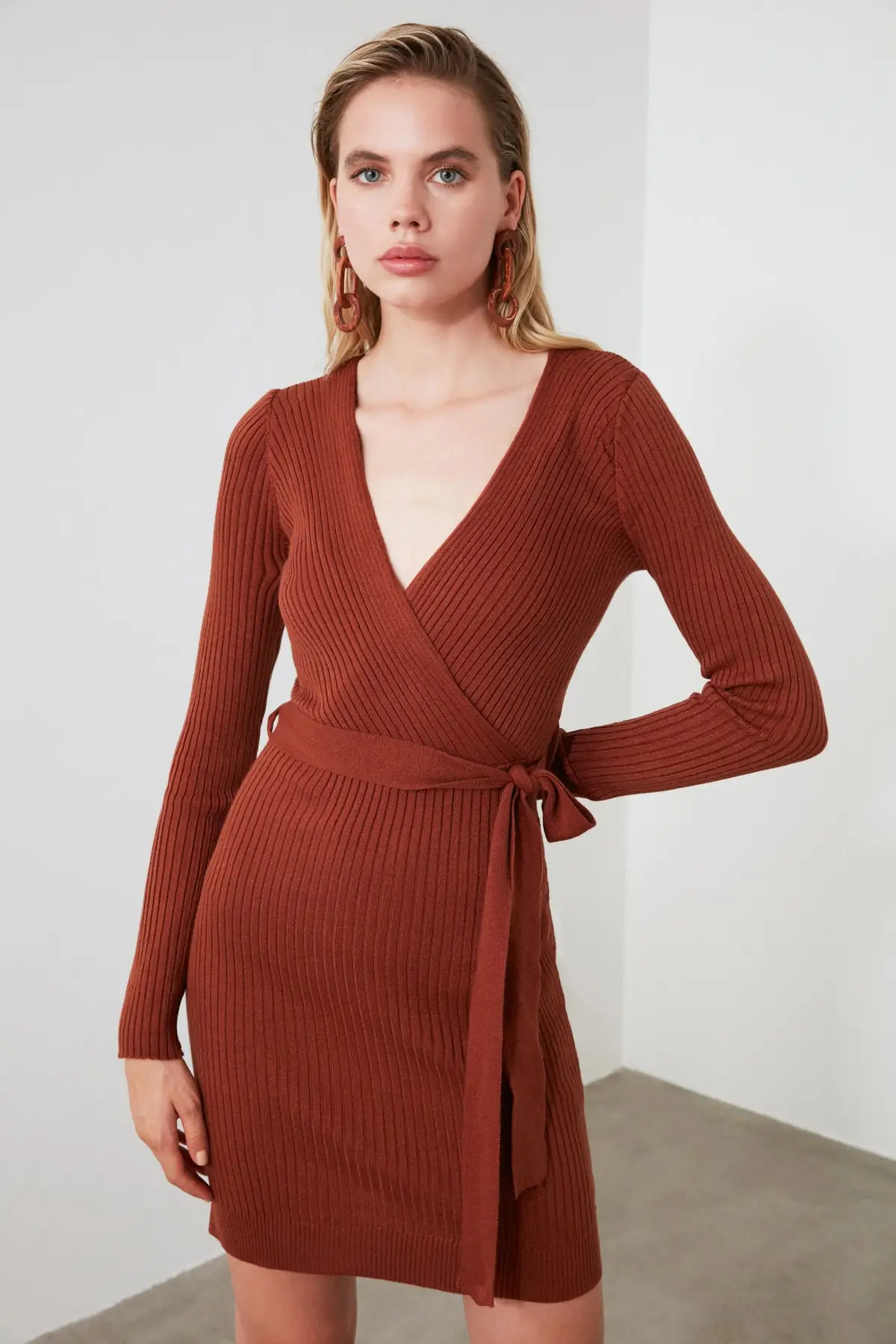 

Trendyol двойной воротник до груди трикотажное платье TWOAW21EL0040