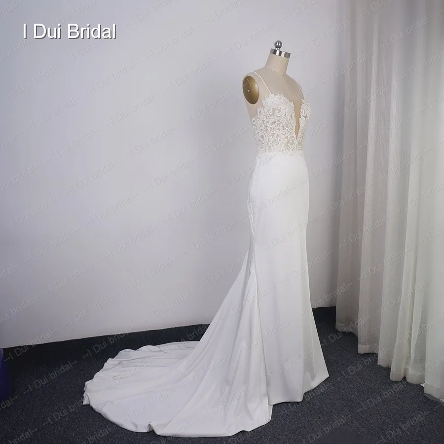 Свадебное платье футляр на тонких бретельках свадебное с кружевной аппликацией