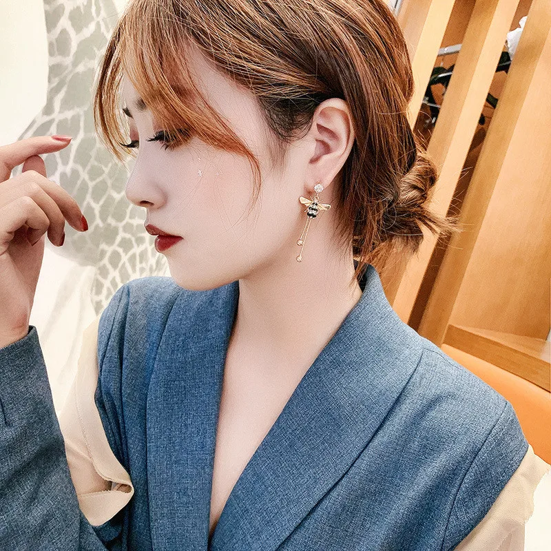 Элегантные длинные серьги с Пчелкой и камнями новинка 2020 Модная бижутерия