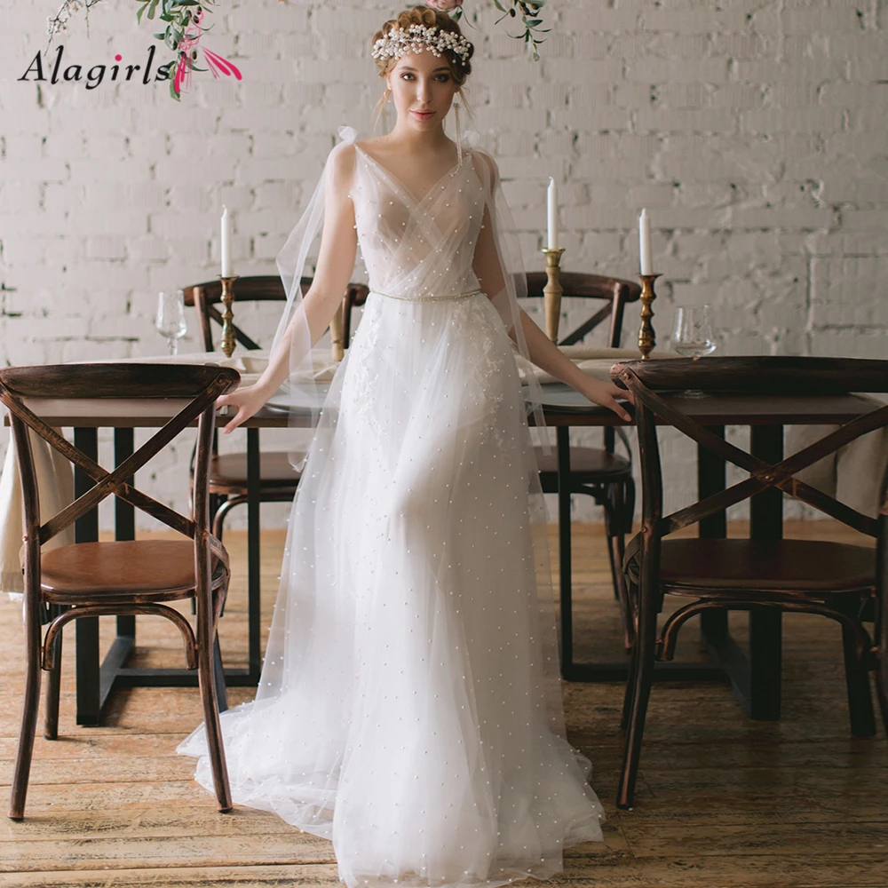 Платье принцессы с v образным вырезом без рукавов украшенное жемчужинами и