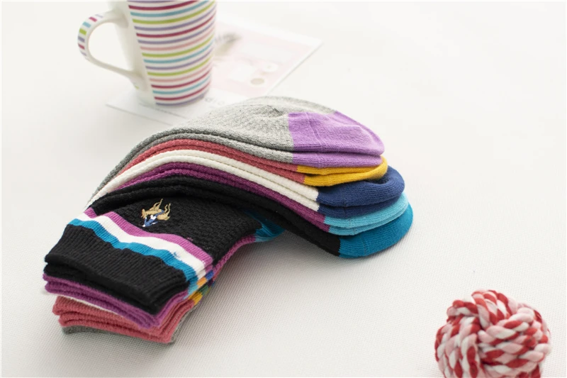 The new style of women's stripes in autumn and winter in 2022, embroidered pure cotton socks, ladies'leisure socks