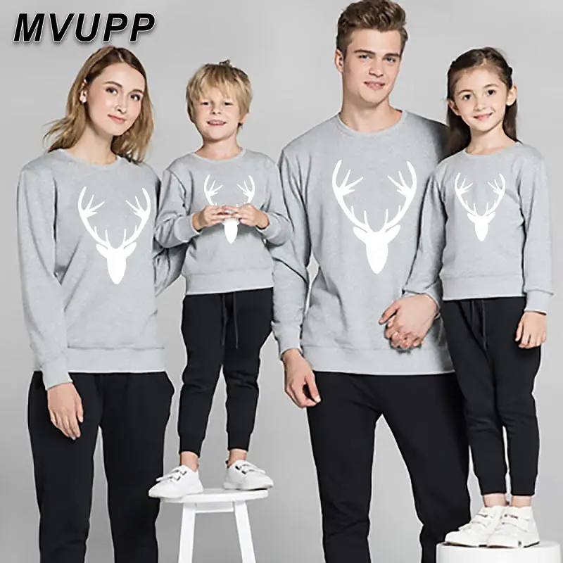 Семейный Рождественский свитер с принтом оленя для папы мамы сына и дочки