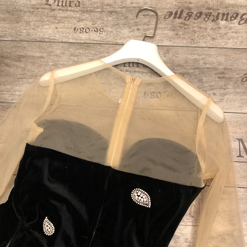 Женское асимметричное платье TWOTWINSTYLE с круглым вырезом длинным рукавом и высокой