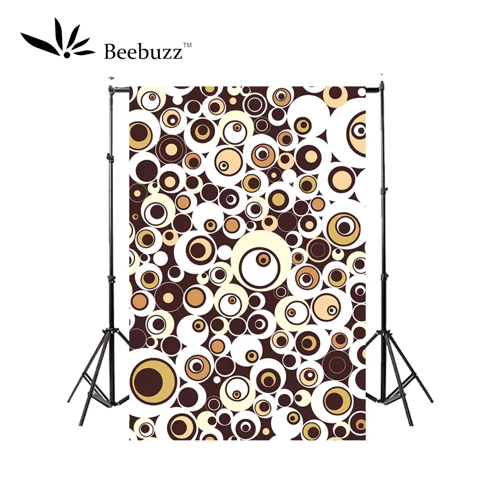 Фотостудия с простым и щедрым фоном в форме круга для фотосъемки персонажей на фототелефон.