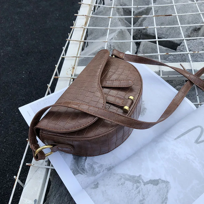 Женская сумка через плечо модная крокодиловая полукруглая седельная из