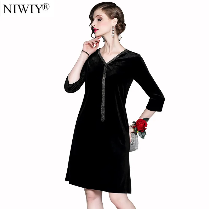 Женское бархатное платье средней длины черное свободное вечерние нее с цепочкой