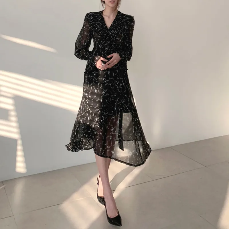 

2020 Fashion V-neck stitching pleated side tie waist ruffled flared sleeve floral dress