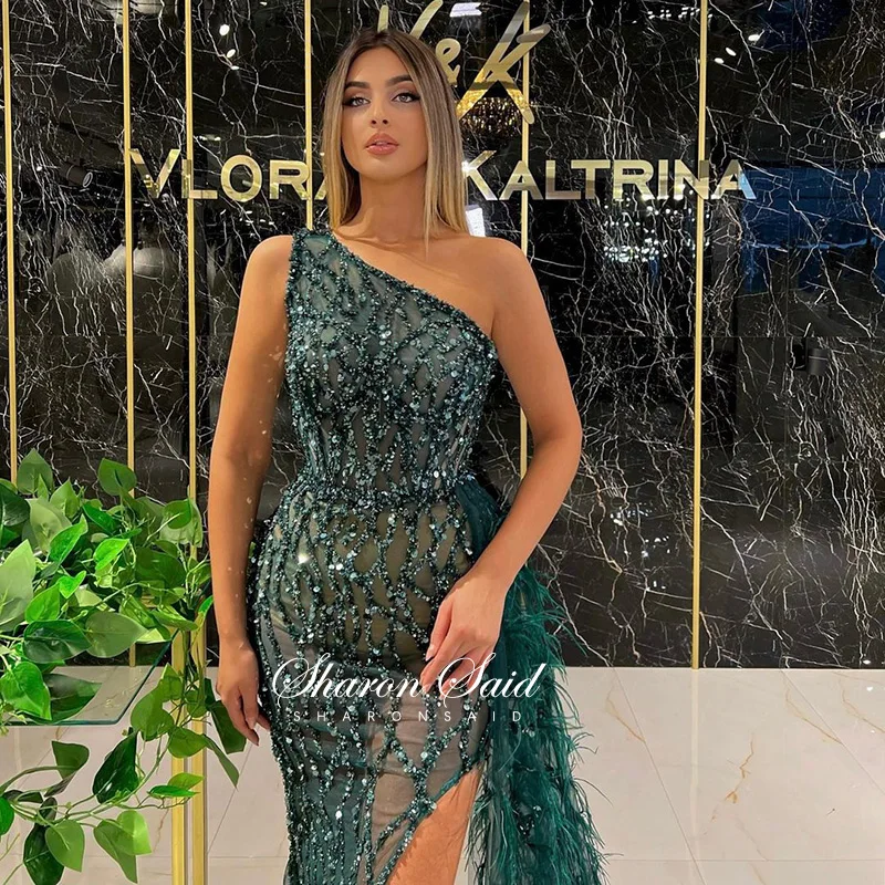 Роскошные золотистые вечерние платья-русалки с одним открытым плечом и разрезом