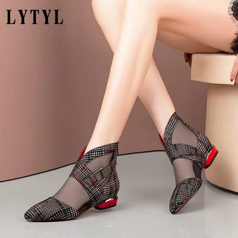 

Новые весенние женские туфли с рельефным рисунком