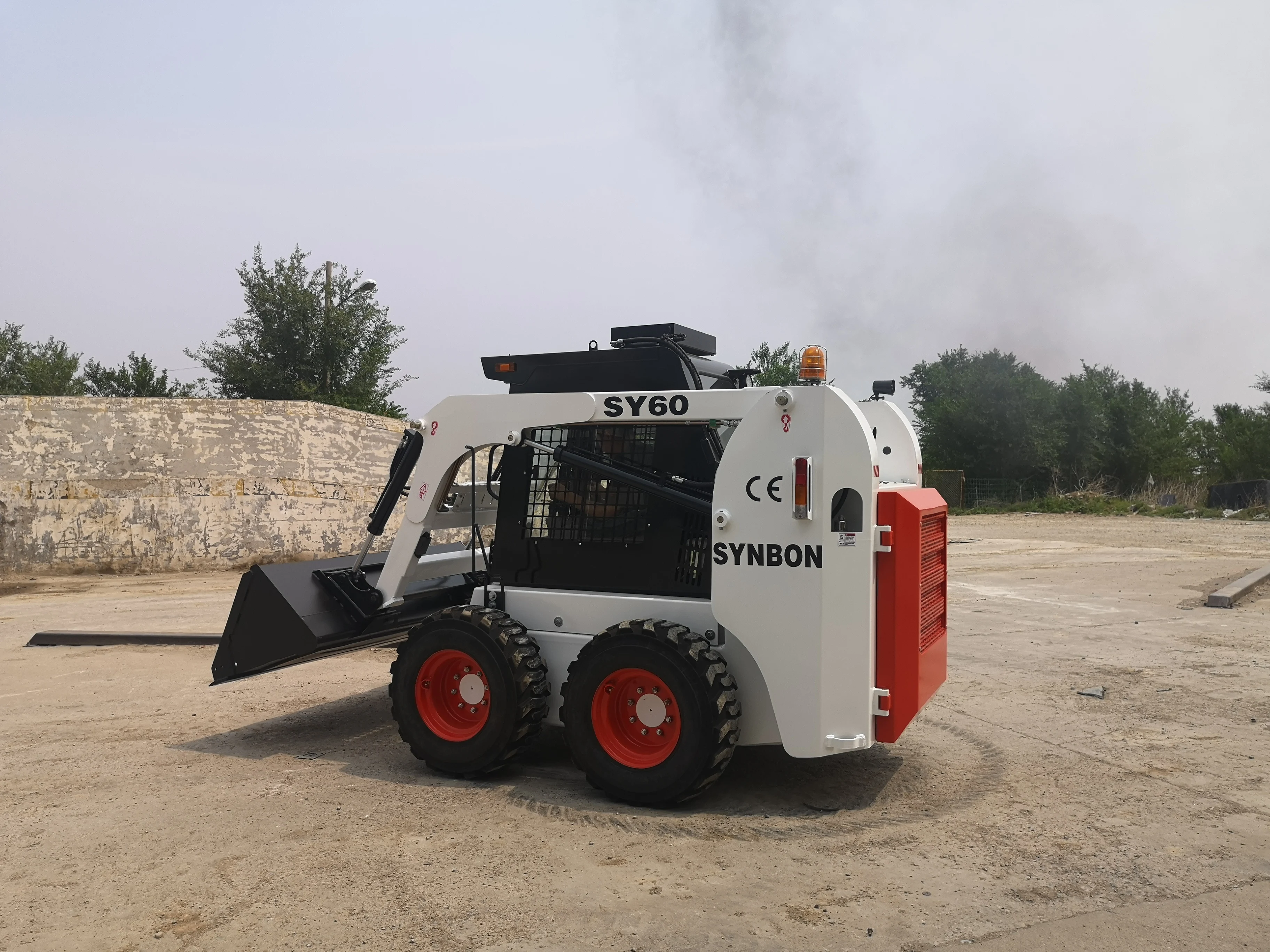 Фронтальный мини-погрузчик SY60 колесный с дополнительными аксессуарами |