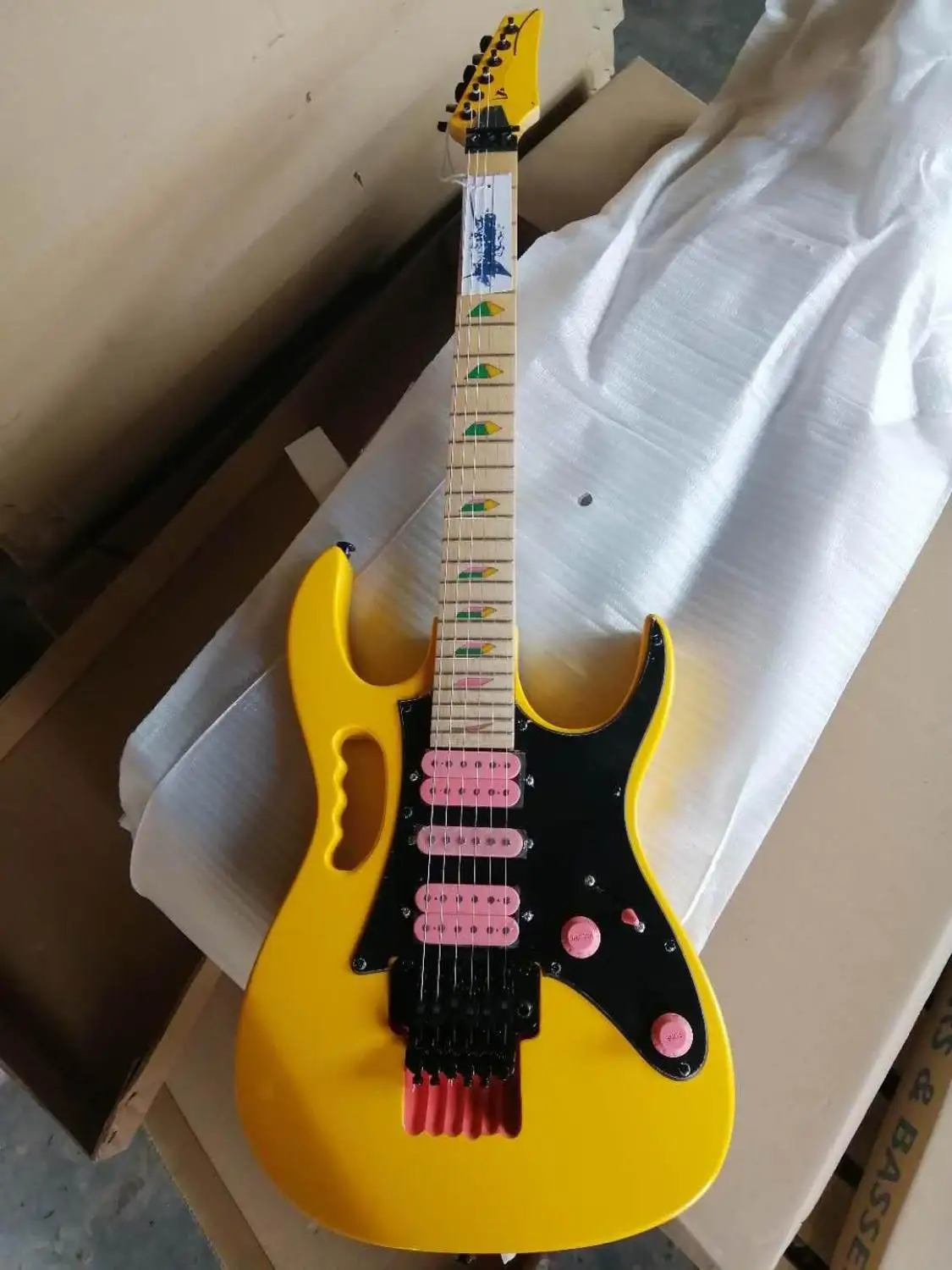 Новое поступление модель электрической гитары Ibanezrg с розовыми звукоснимателями