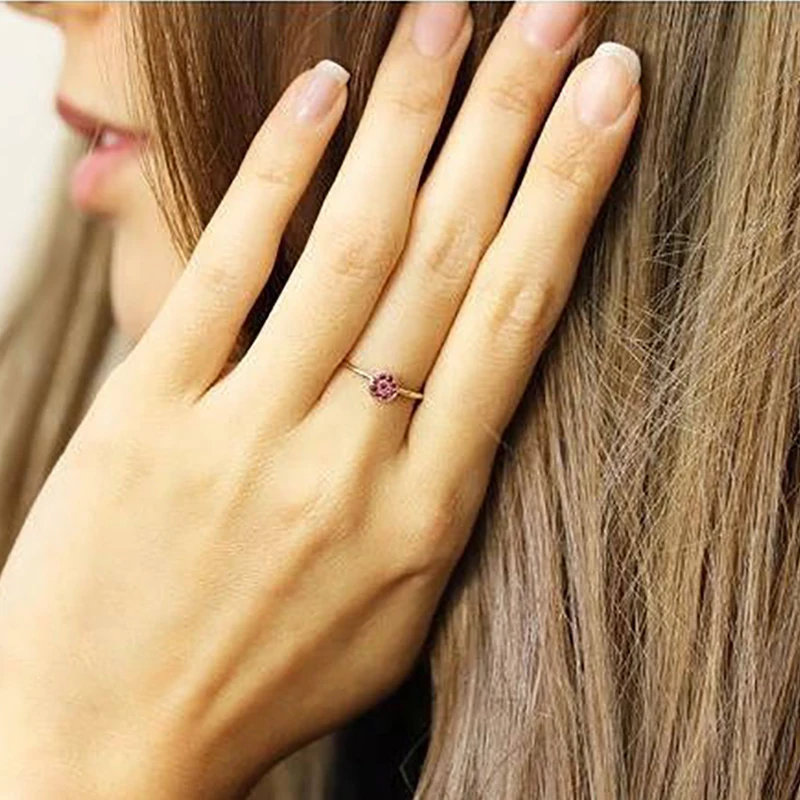 Женское кольцо с красным камнем тонкое золотого цвета цветком | Украшения и