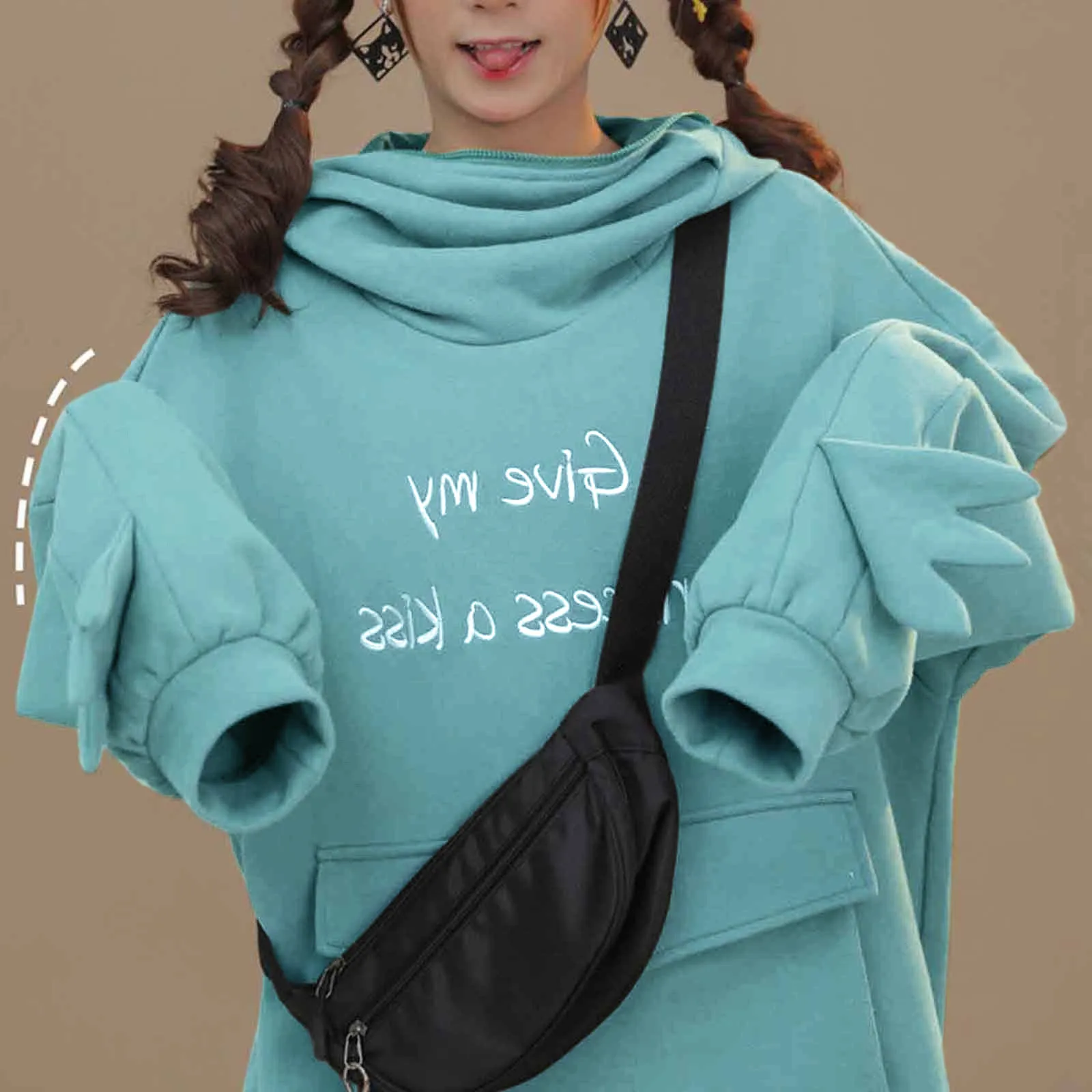 Женская толстовка с лягушкой из плотного флиса вышитыми буквами осенняя