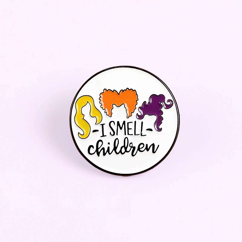 ведьма Хэллоуин эмблема I Smell CHILDREN девочка причёска цвет волосы эмаль брошка круг