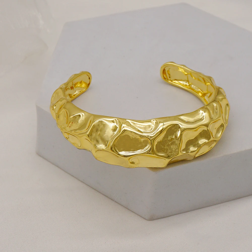 Комплект из колье браслета и сережек |