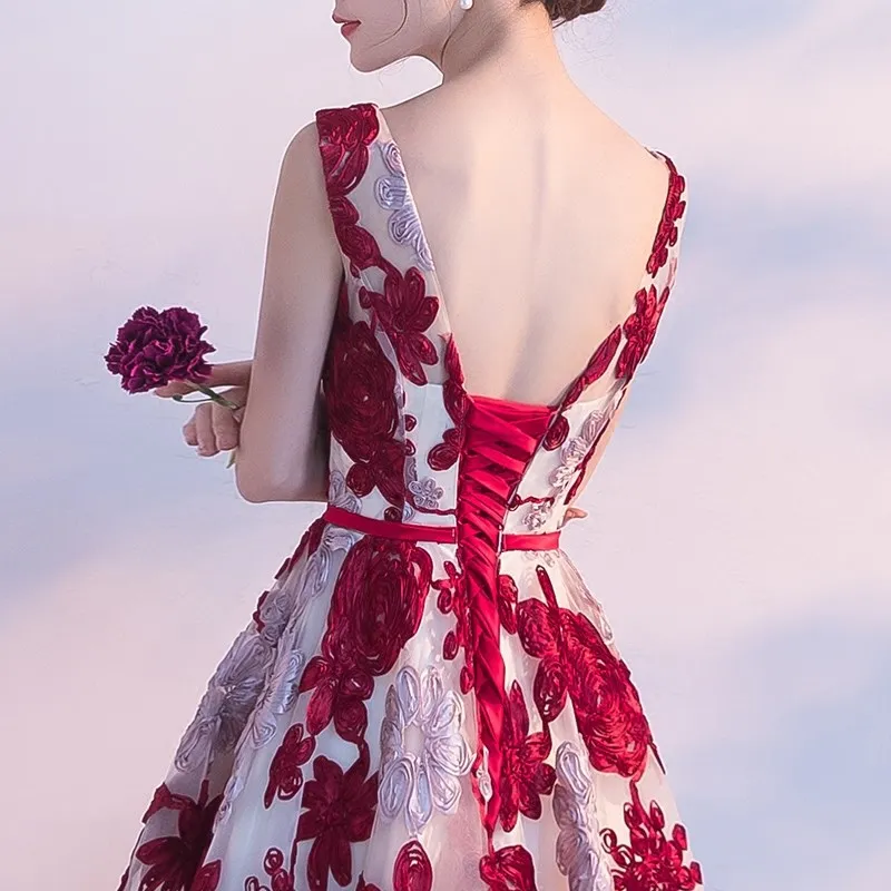 Красное короткое женское платье с круглым вырезом для невесты роскошное