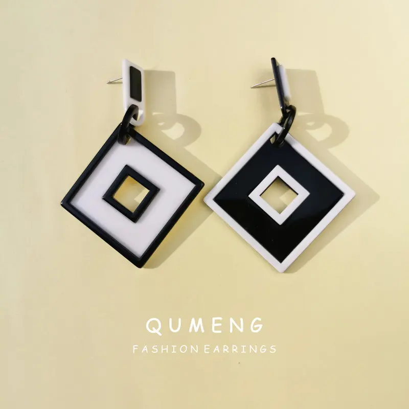 QUMENG 2020 большие геометрические панк серьги корейские черно белые акриловые