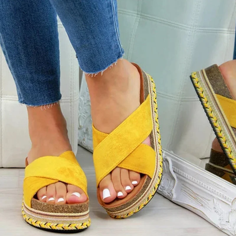Женские шлепанцы на плоской платформе удобные Женская модная пляжная обувь