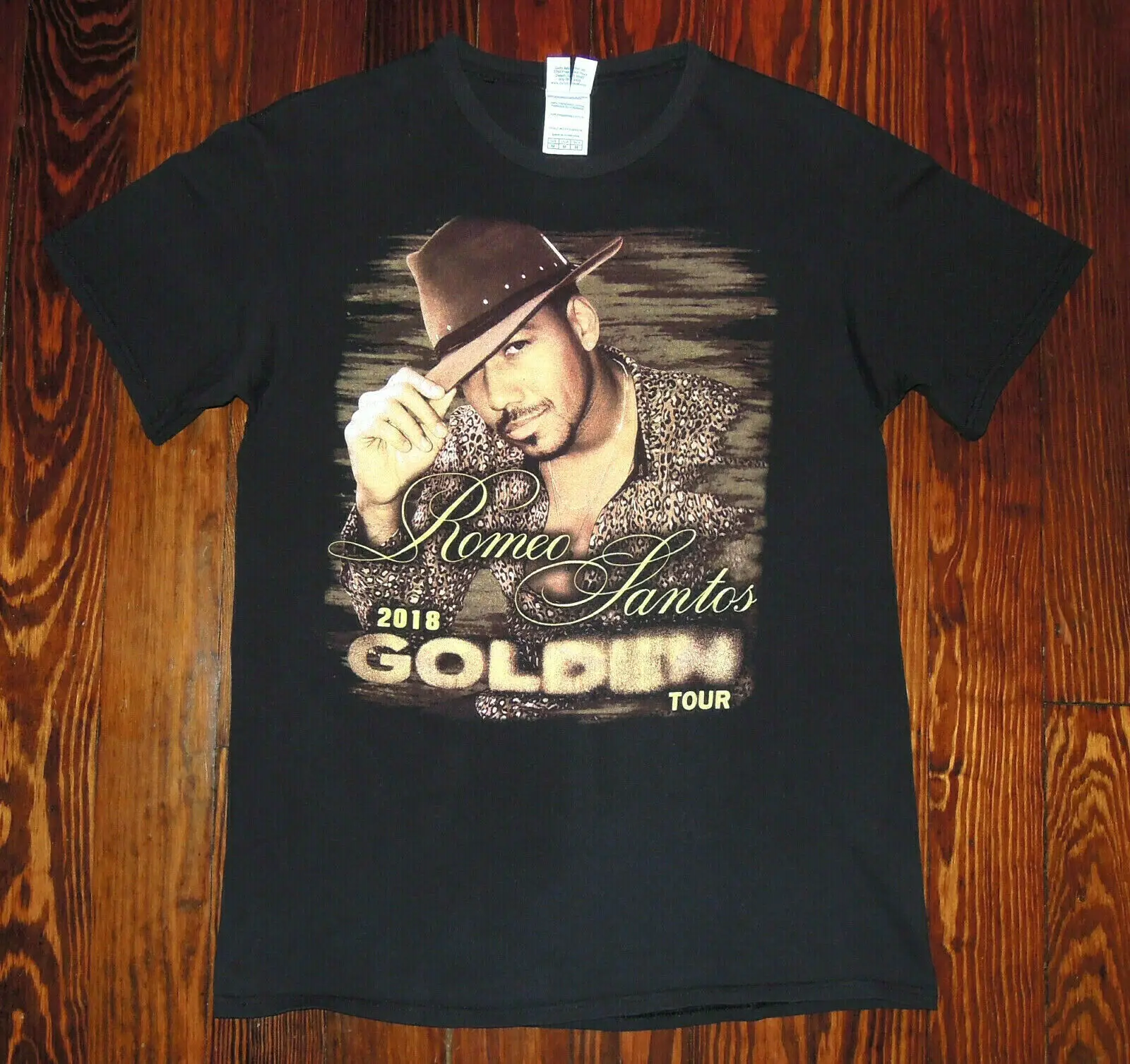 Футболка с рисунком Ромео Сантоса золотистый Тур 2018 авантура Бачата