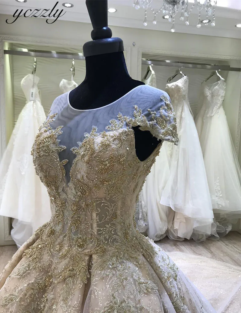 Роскошное блестящее бальное платье свадебное с кружевом и бисером рукавами