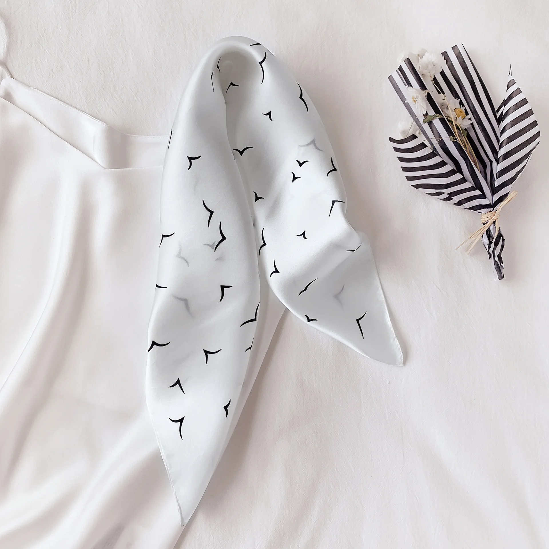 

2020 Hot 100% Real Silk Satin Women Scarf Flower Printed Foulard Femme Square Head Scarfs Bandana Shawl Gift For Lady Hijab