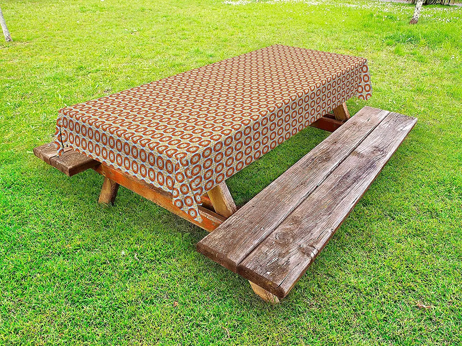 Имбирь и синяя уличная скатерть с геометрическим узором круги со звездами