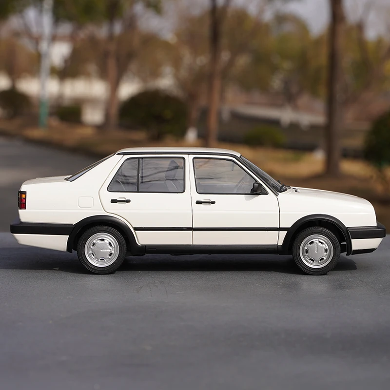 Имитация высокой степени 1:18 Классическая старая модель Jetta из сплава литая