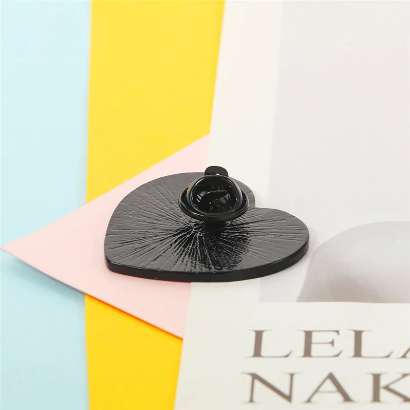 Эмалированная брошь в форме сердца фиолетового цвета