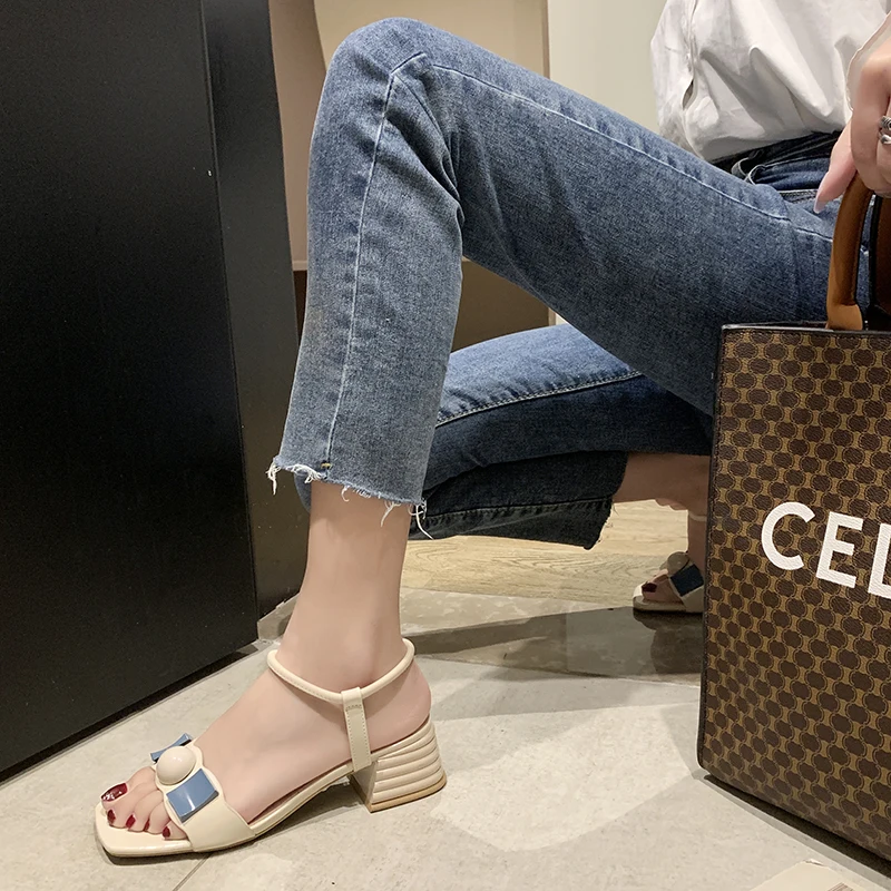 

High-heeled sandals female 2020 spring and summer new metal decoration word with thick middle heel fashion sandals Z816