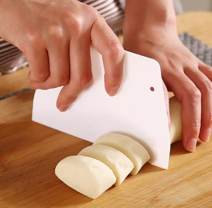 

Trapezoidal Food-grade Plastic Scraper DIY Butter Knife Plastic Cake Dough Pastry Cutter Kitchen Baking Tools SN928