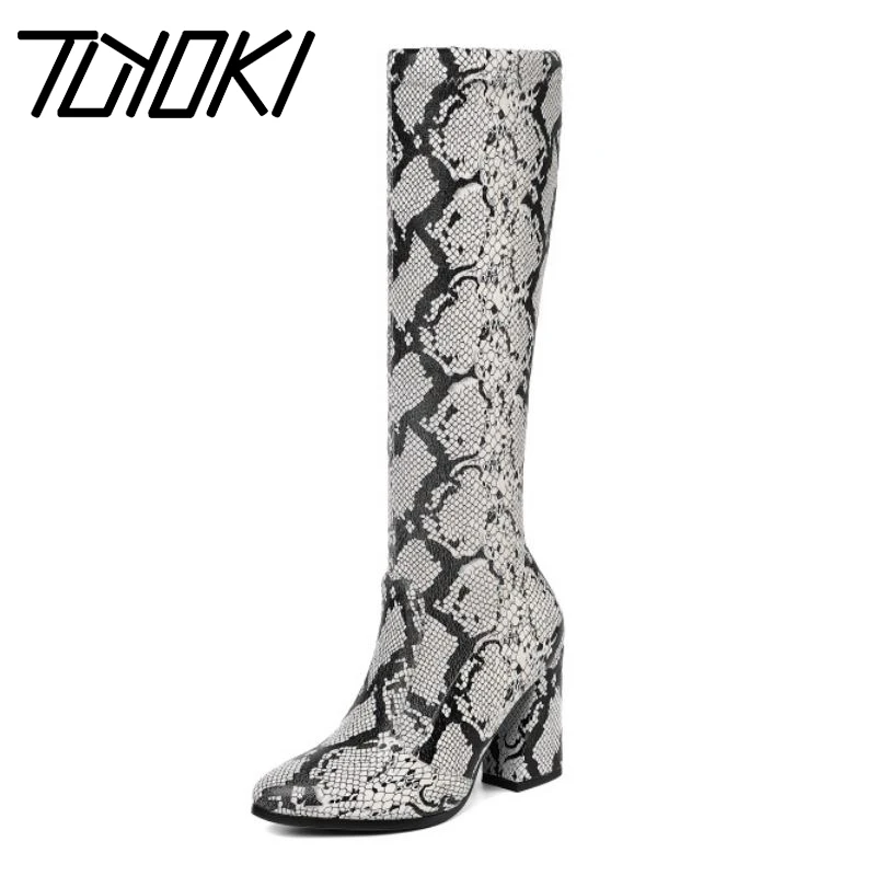 

Tuyoki 2020 модные змеиная кожа; Искусственная кожа; Сапоги до колена пикантные сапоги с острым носком, на высоком квадратном каблуке Осенняя жен...