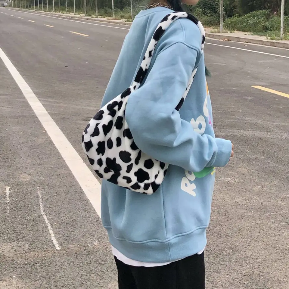 

Korean ins cow Plush bag cute girl heart student portable shoulder bag retro French armpit bag Female Phone Shoulder Bag