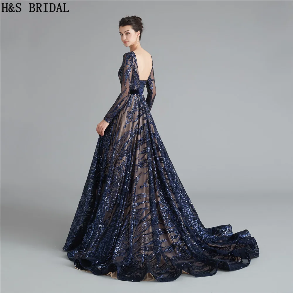 Женское вечернее платье с блестками темно синее длинными рукавами и открытой