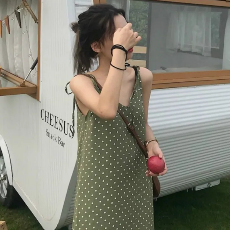 Женское платье в горошек без рукавов с v образным вырезом на тонких бретельках до