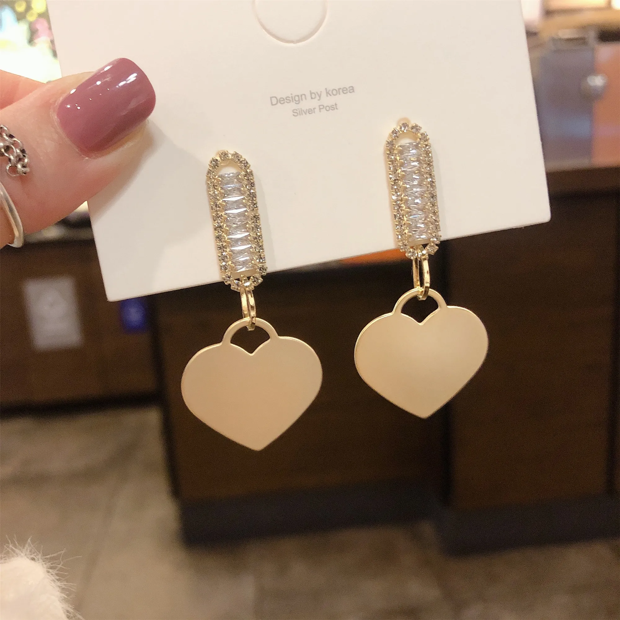 

2021 New Hong Kong Court Retro Fashion Earrings Pearl Electroplating Diamond Bright Personality Metal Love