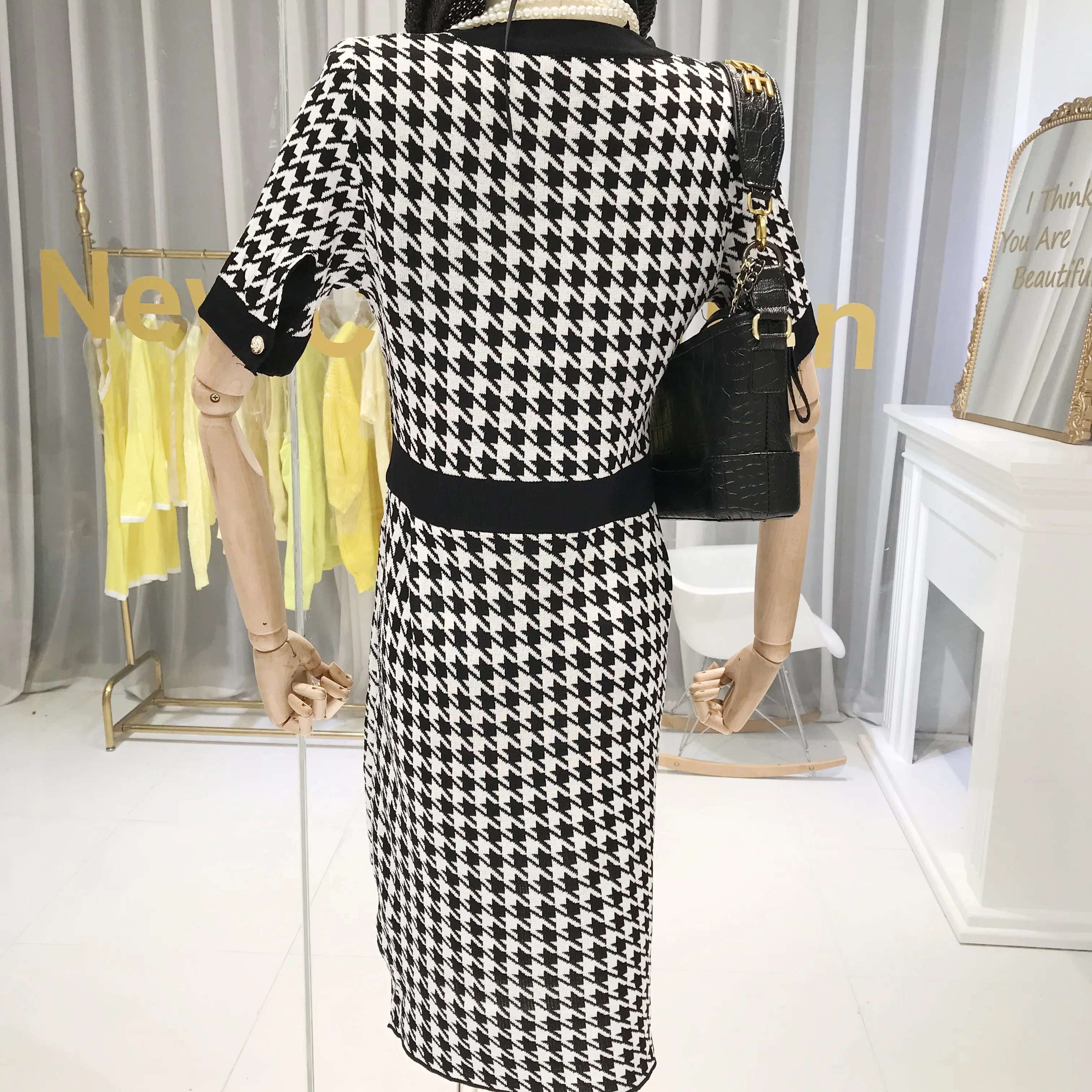 Женское трикотажное платье ALPHALMODA облегающее винтажное с короткими рукавами и