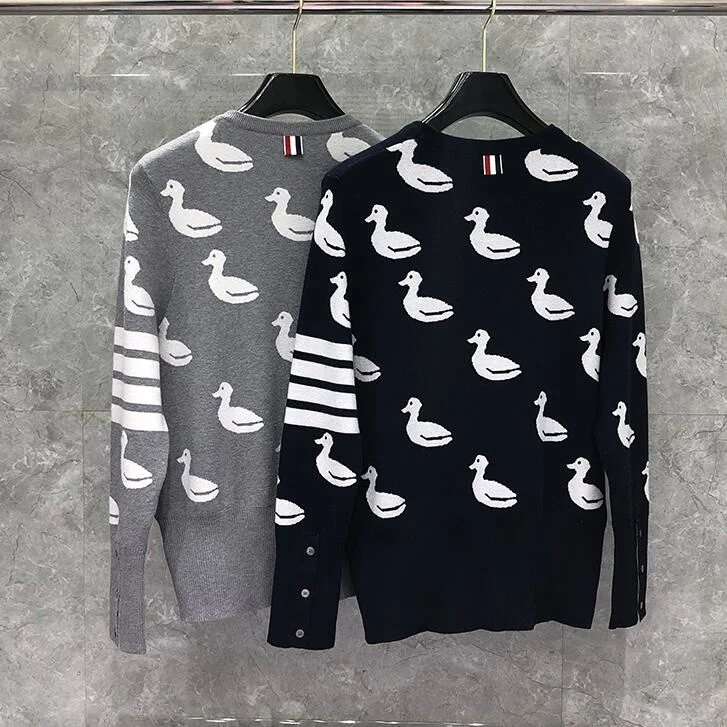

2021 модные брендовые свитера для мужчин и женщин, облегающие пуловеры с круглым вырезом, одежда, повседневное зимнее пальто в полоску с узоро...