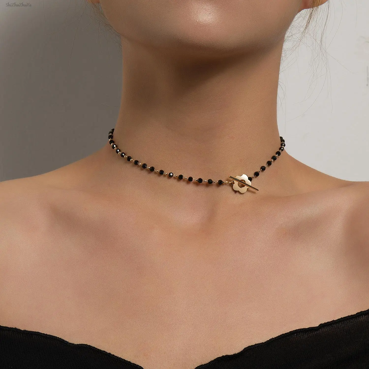 

Fashion Temperament Black Crystal Glass Bead Necklace Simple Design OT Buckle Metal Flower Short Necklace Girl Jewelry Gift