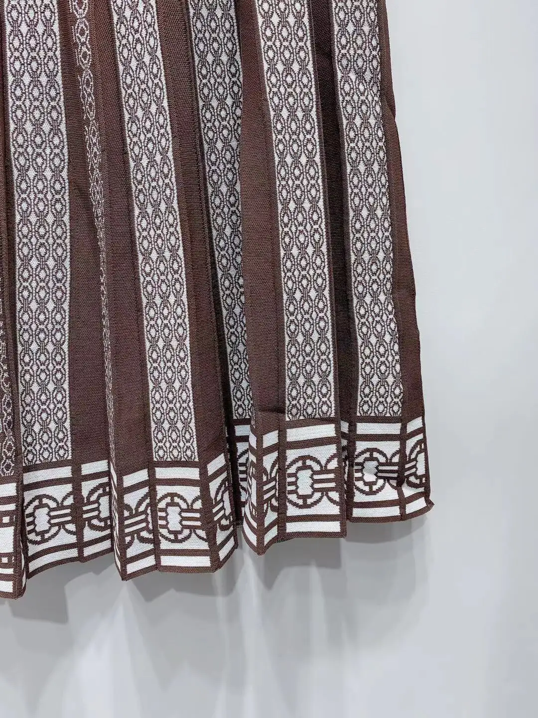 

Half-length Skirt Female Summer New Style French High Waist Retro Fashion Design Sense Printed A-line Pleated Skirt