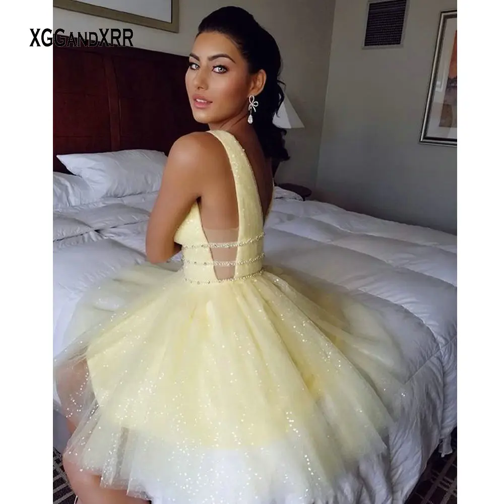 

New Arrival Yellow Sparkling Short Prom Dress 2021 Sexy Deep V Neck Backless Mini Party Gown Girls Birthday Pageant Gala Wear